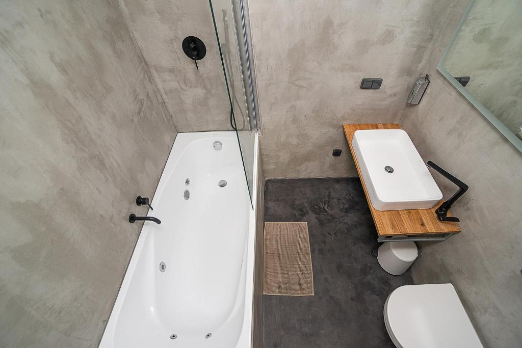 Vířivka na Pokoji Big 4-bedroom flat, terrace with great Vítkov view Praha 3